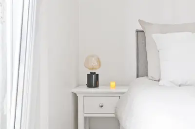Un ou plusieurs lits dans un hébergement de l'établissement Haussmannien lumineux avec balcon proche Montmartre