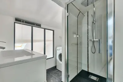 Salle de bains dans l'établissement Duplex central Métro 1 5 8Direct Le Louvre