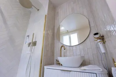 Salle de bains dans l'établissement F2 Modern Louvre