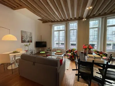 Télévision ou salle de divertissement dans l'établissement Delightful Dauphine Apartment Saint-Germain