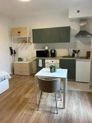 Cuisine ou kitchenette dans l'établissement L'à Côté du Jardin