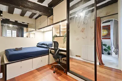 Un ou plusieurs lits dans un hébergement de l'établissement Notre Dame de Paris Luxurious 1BR-4P with NetFlix