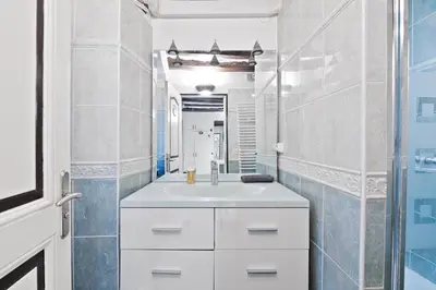 Salle de bains dans l'établissement Notre Dame de Paris Luxurious 1BR-4P with NetFlix