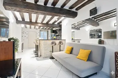 Cuisine ou kitchenette dans l'établissement Notre Dame de Paris Luxurious 1BR-4P with NetFlix