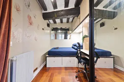 Un ou plusieurs lits dans un hébergement de l'établissement Notre Dame de Paris Luxurious 1BR-4P with NetFlix