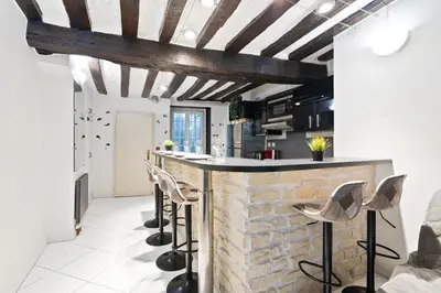 Cuisine ou kitchenette dans l'établissement Notre Dame de Paris Luxurious 1BR-4P with NetFlix