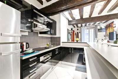 Cuisine ou kitchenette dans l'établissement Notre Dame de Paris Luxurious 1BR-4P with NetFlix