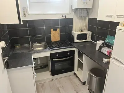 Cuisine ou kitchenette dans l'établissement Appartement calme au cœur du 20 eme arrondissement