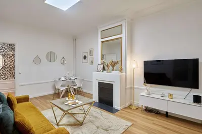 Télévision ou salle de divertissement dans l'établissement Elegant flat - Porte Maillot-Arc de Triomphe