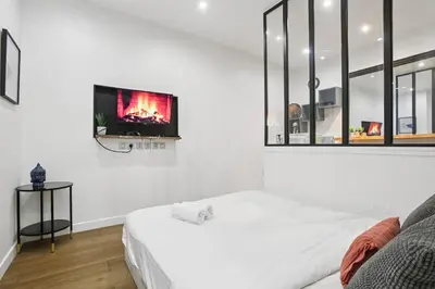 Un ou plusieurs lits dans un hébergement de l'établissement Elegant bright studio in prestigious 7th arrondissement