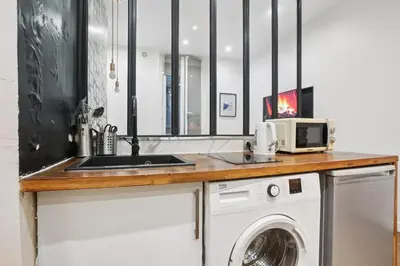 Cuisine ou kitchenette dans l'établissement Elegant bright studio in prestigious 7th arrondissement