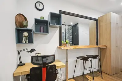 Cuisine ou kitchenette dans l'établissement Elegant bright studio in prestigious 7th arrondissement