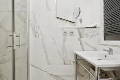 Salle de bains dans l'établissement Elegant bright studio in prestigious 7th arrondissement