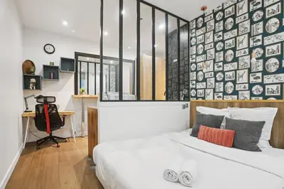Un ou plusieurs lits dans un hébergement de l'établissement Elegant bright studio in prestigious 7th arrondissement