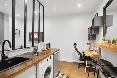 Cuisine ou kitchenette dans l'établissement Elegant bright studio in prestigious 7th arrondissement