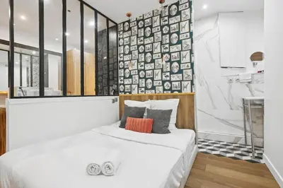 Un ou plusieurs lits dans un hébergement de l'établissement Elegant bright studio in prestigious 7th arrondissement