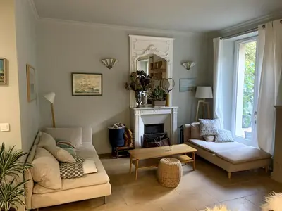 Coin salon dans l'établissement Quiet family apartment on private garden 7pers - Paris Rolland Garros