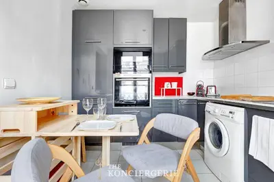 Cuisine ou kitchenette dans l'établissement Appartement Prestigieux rue Faubourg Saint-Honore