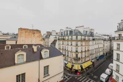Vue générale sur Paris ou vue de la ville depuis l'appartement