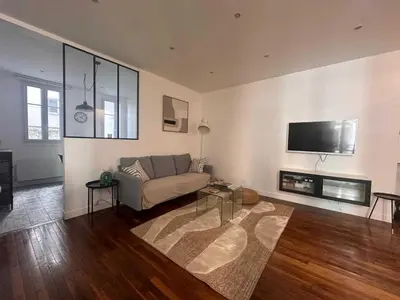 Télévision ou salle de divertissement dans l'établissement Beautiful Apt 3BR-6P-Paris 17th-Arc de Triomphe