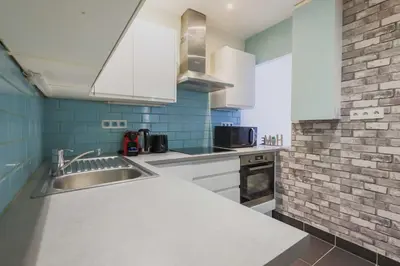 Cuisine ou kitchenette dans l'établissement Cosy Apartment 1BR-2P-Montmartre-Sacre
