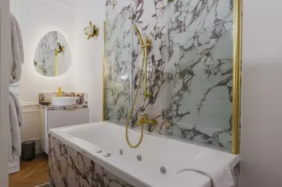 Salle de bains dans l'établissement Modern a-c Apartment 4BR-8P - Arc de Triomphe