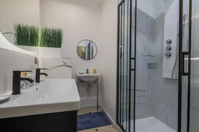 Salle de bains dans l'établissement Modern a-c Apartment 4BR-8P - Arc de Triomphe