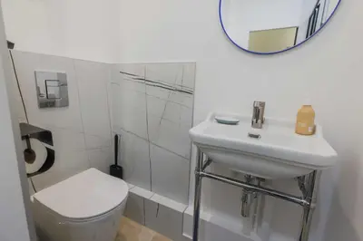 Salle de bains dans l'établissement Modern a-c Apartment 4BR-8P - Arc de Triomphe