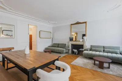Coin salon dans l'établissement Modern a-c Apartment 4BR-8P - Arc de Triomphe
