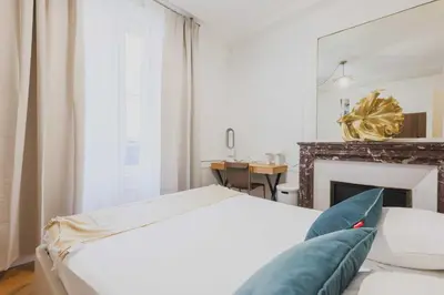 Un ou plusieurs lits dans un hébergement de l'établissement Modern a-c Apartment 4BR-8P - Arc de Triomphe
