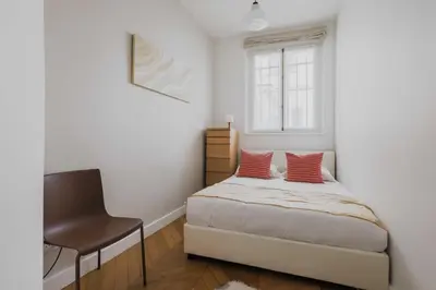 Un ou plusieurs lits dans un hébergement de l'établissement Modern a-c Apartment 4BR-8P - Arc de Triomphe