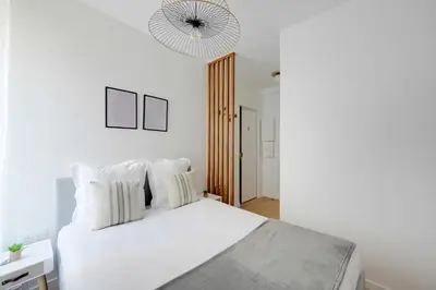 Un ou plusieurs lits dans un hébergement de l'établissement Bright Apartment 1BR-2P - Parc de la Villette