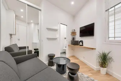 Télévision ou salle de divertissement dans l'établissement UrbanFlat 165 - Boetie - Champs Elysees Studio