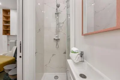 Salle de bains dans l'établissement UrbanFlat 165 - Boetie - Champs Elysees Studio