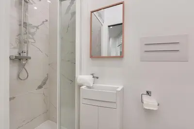 Salle de bains dans l'établissement UrbanFlat 165 - Boetie - Champs Elysees Studio