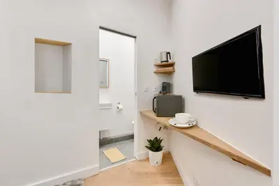 Télévision ou salle de divertissement dans l'établissement UrbanFlat 165 - Boetie - Champs Elysees Studio