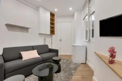 Télévision ou salle de divertissement dans l'établissement UrbanFlat 165 - Boetie - Champs Elysees Studio