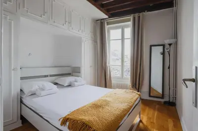 Un ou plusieurs lits dans un hébergement de l'établissement Charming Apartment 1BR-2P-Paris 7th-Bon Marche