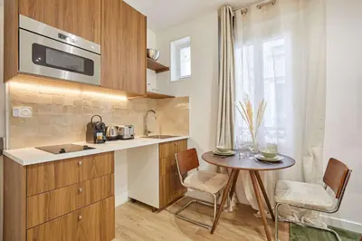 Cuisine ou kitchenette dans l'établissement Luxury Suite in the Center of Paris