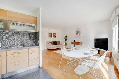 Télévision ou salle de divertissement dans l'établissement Apt Cosy - AC-1CH-4P - Suresnes-Parc du Chateau