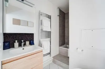 Salle de bains dans l'établissement Apt Cosy - AC-1CH-4P - Suresnes-Parc du Chateau