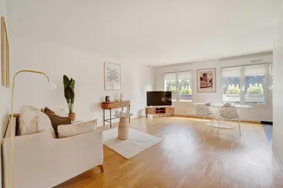 Télévision ou salle de divertissement dans l'établissement Apt Cosy - AC-1CH-4P - Suresnes-Parc du Chateau