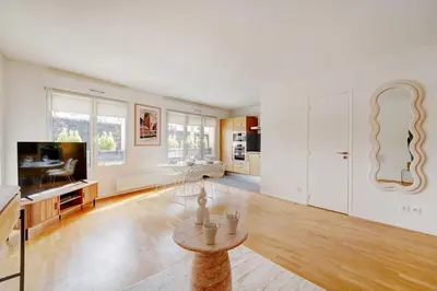 Télévision ou salle de divertissement dans l'établissement Apt Cosy - AC-1CH-4P - Suresnes-Parc du Chateau