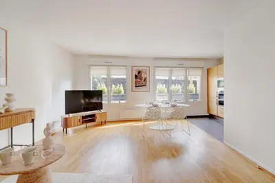 Télévision ou salle de divertissement dans l'établissement Apt Cosy - AC-1CH-4P - Suresnes-Parc du Chateau