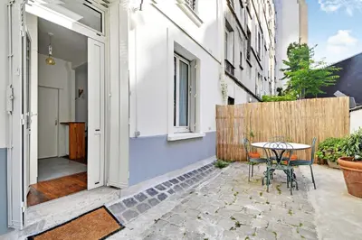 Balcon ou terrasse dans l'établissement New Studio with Terrace near the Eiffel Tower