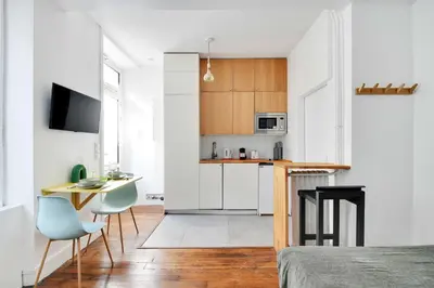 Cuisine ou kitchenette dans l'établissement New Studio with Terrace near the Eiffel Tower