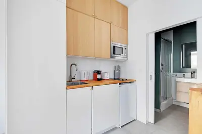 Cuisine ou kitchenette dans l'établissement New Studio with Terrace near the Eiffel Tower