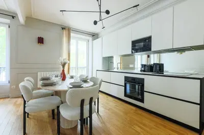 Cuisine ou kitchenette dans l'établissement Elegant Appt - 2BDR-4P - Bastille - Marais