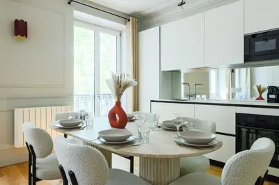 Cuisine ou kitchenette dans l'établissement Elegant Appt - 2BDR-4P - Bastille - Marais
