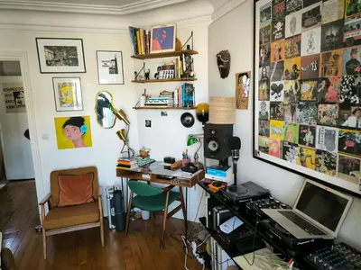 Télévision ou salle de divertissement dans l'établissement Parisian pied-à-terre